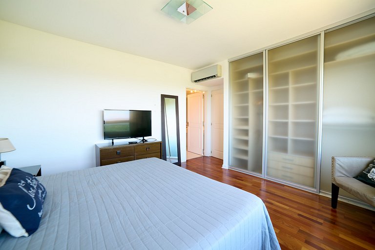 Puerto Madero 20th Floor River View in front of Hilton