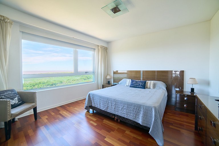 Puerto Madero 20th Floor River View in front of Hilton